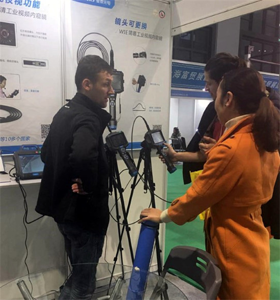 亞泰光電銷售工程師在給現(xiàn)場觀眾講解工業(yè)內(nèi)窺鏡、激光轉(zhuǎn)速表等產(chǎn)品情況
